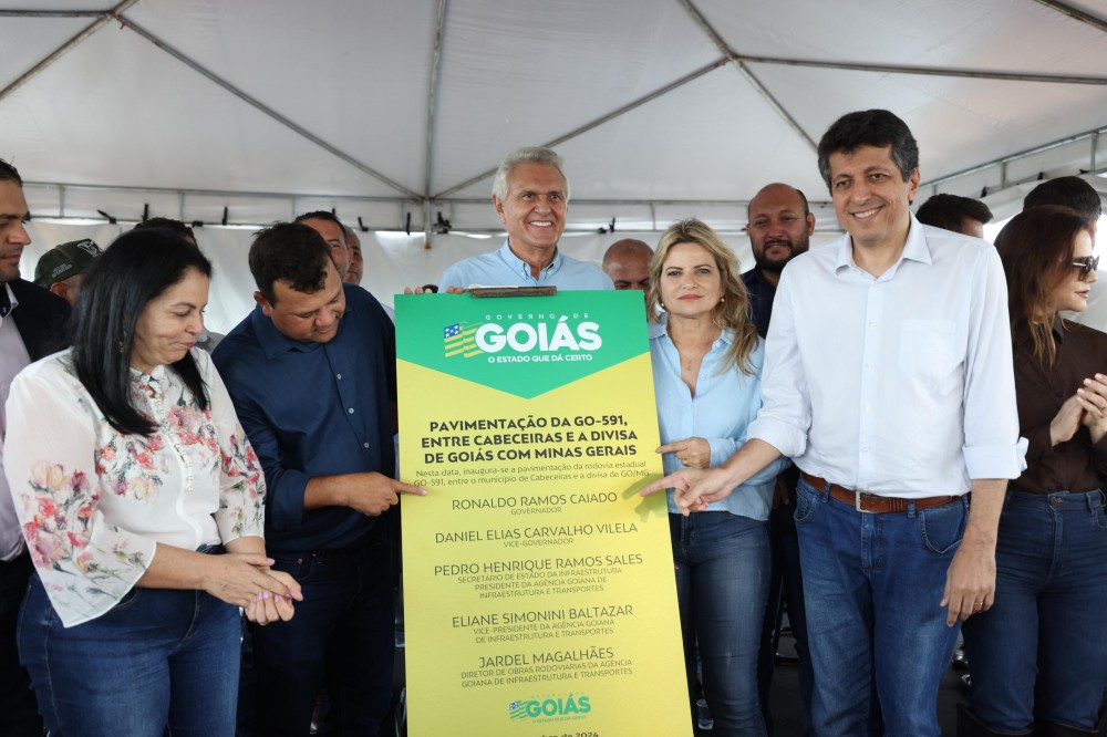 Caiado celebra entrega da GO-591, em Cabeceiras