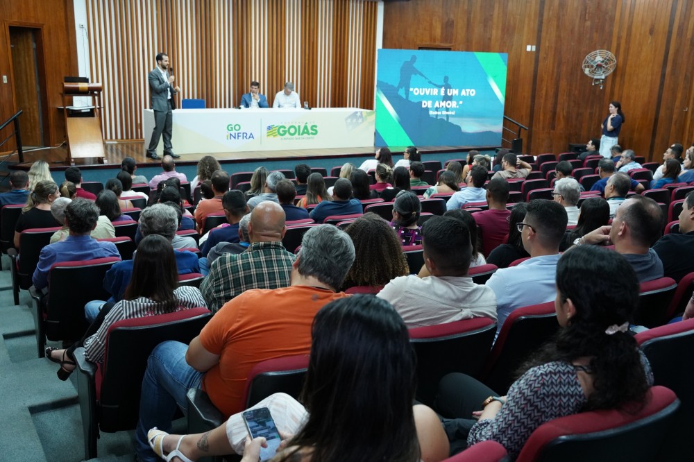 Gerente de Ouvidoria apresenta resultados ao presidente e servidores