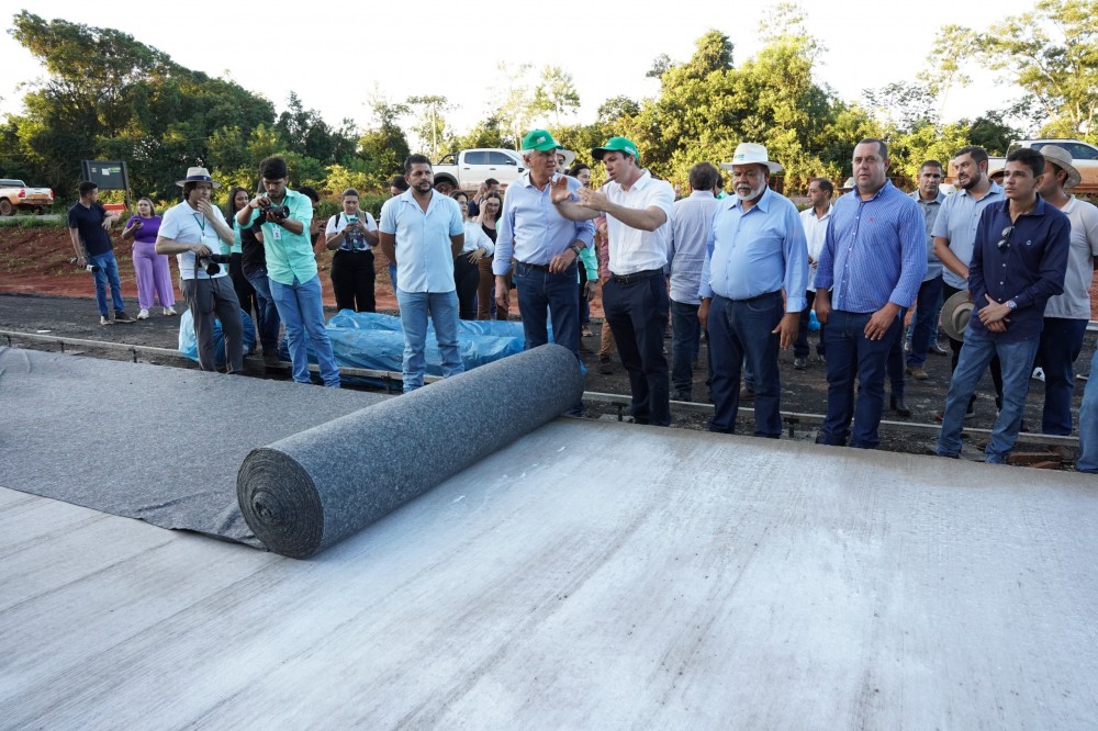 Governador e presidente Pedro Sales conferem aplicação do piso rígido na GO-210