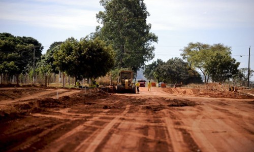 Em Campo Limpo, governador vistoria pavimentação da GO-451, obra aguardada há 37 anos