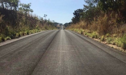 Em Santa Terezinha de Goiás, governador vistoria pavimentação da GO-347 e libera R$ 2 milhões para recuperar vias urbanas