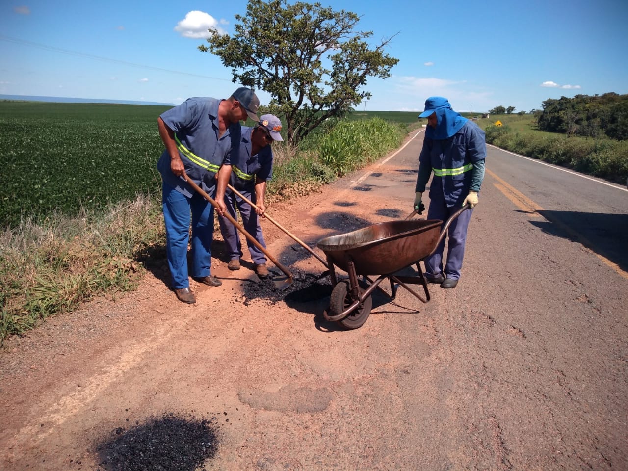 Goinfra e Prefeituras trabalham na manutenção de rodovias