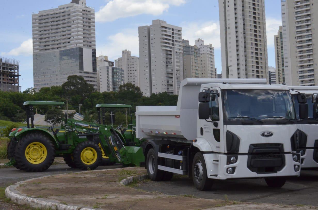 Governo de Goiás contempla prefeituras com maquinário