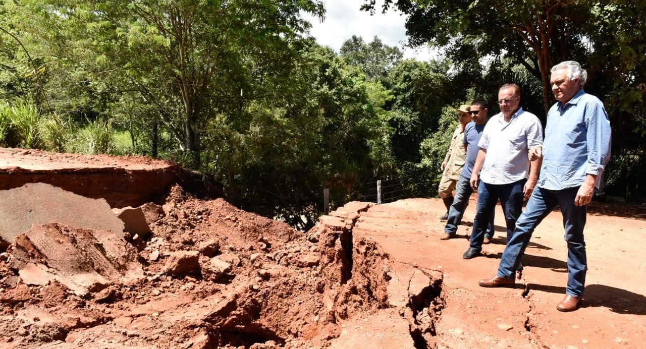 Ponte metálica será adaptada na GO-060, após rompimento de bueiro