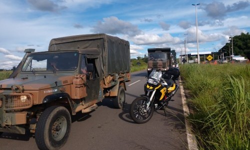 Trecho interditado da GO-060 recebe trabalho contínuo. Exército transporta material para ponte metálica