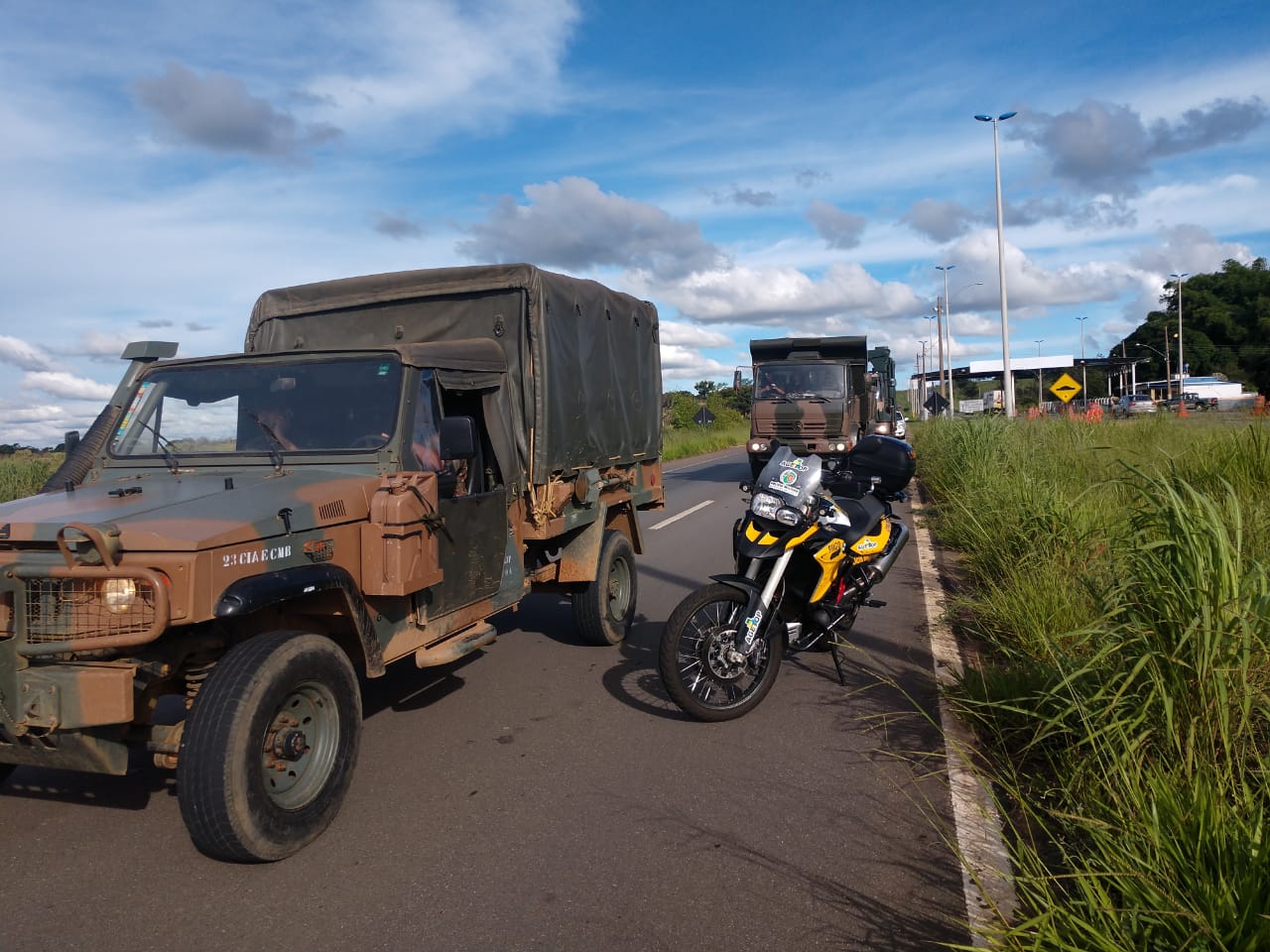 Trecho interditado da GO-060 recebe trabalho contínuo. Exército transporta material para ponte metálica