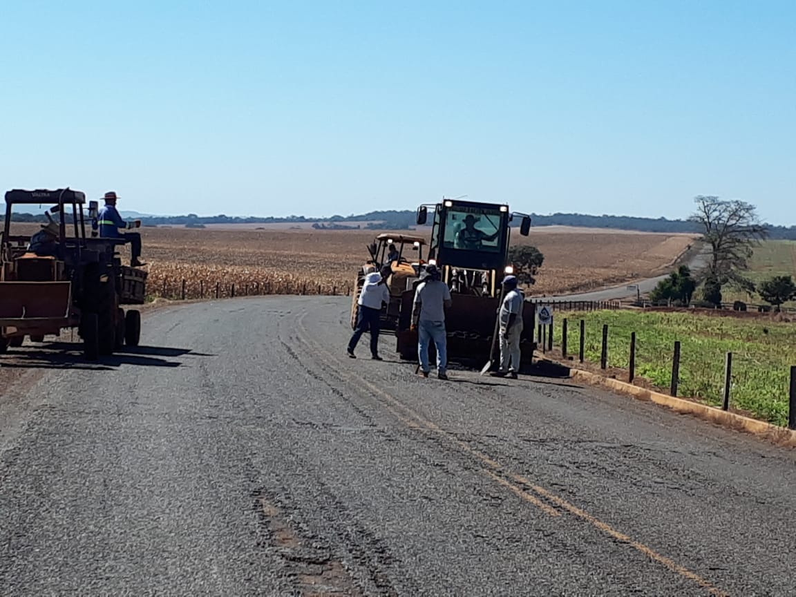 Parceria entre Goinfra e prefeitura de Orizona garante início de reparos em trecho da GO-219