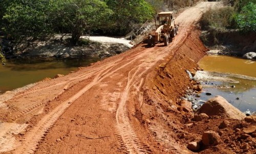 Aterro na GO-334 retoma trafegabilidade sobre o Rio Tesoura