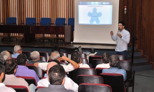 Servidores da Goinfra esclarecem dúvidas sobre a utilização do Livro de Ordem Eletrônico para obras, durante palestra com o Crea-GO