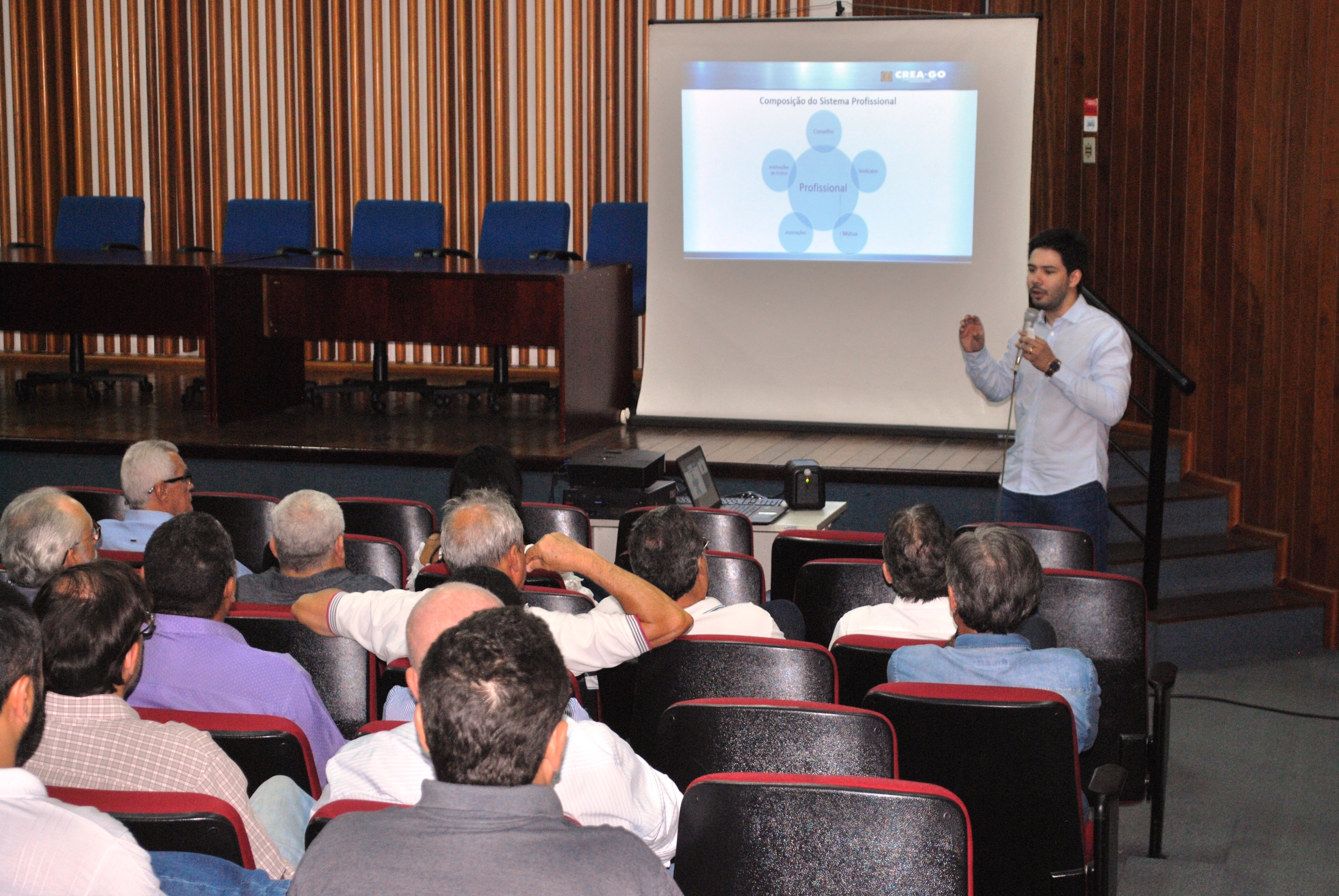 Servidores da Goinfra esclarecem dúvidas sobre a utilização do Livro de Ordem Eletrônico para obras, durante palestra com o Crea-GO