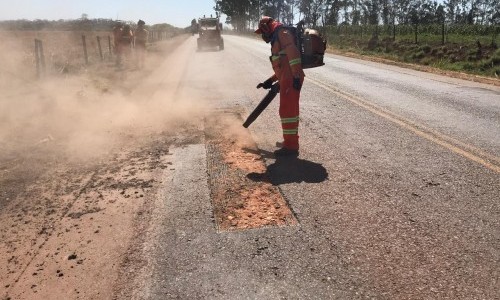 Operação tapa-buraco é realizada na GO-010, região próxima de Goiânia