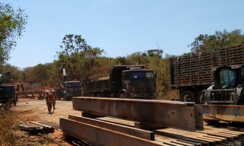 Ponte metálica é retirada da GO-060 pra conclusão de obras do novo bueiro