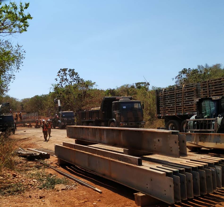 Ponte metálica é retirada da GO-060 pra conclusão de obras do novo bueiro