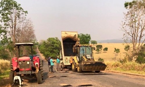 Tapa-buraco está em andamento na GO-518