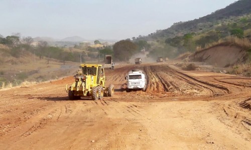 Obra de implantação e pavimentação está em andamento na GO-439