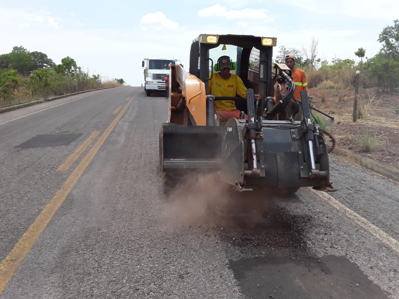 Operação Tapa-buraco é realizada em quase 50 quilômetros de rodovias próximas de Mara Rosa