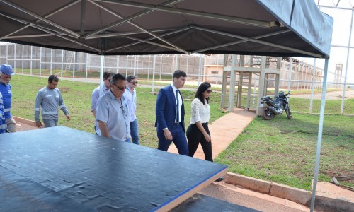 Pedro Sales visita obra do presídio de Águas Lindas