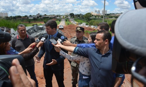 Em obra na GO-070, presidente da Goinfra presta contas à sociedade