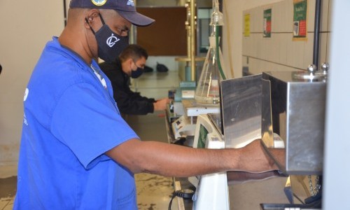 Após retomar atividades de Laboratório Central, Goinfra testa qualidade do asfalto da GO-060    
