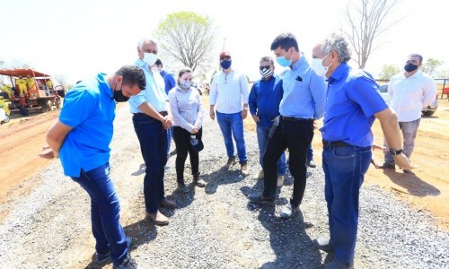 “Essa rodovia estava intransitável. É um trajeto que vamos entregar em novembro”, assegura Ronaldo Caiado, na GO-326, em Sanclerlândia
