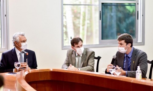 Caiado assina acordo com Fundepec que viabiliza quase R$ 5 milhões para ações de melhoria da malha viária em Goiás