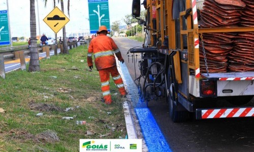 Equipes da Goinfra realizam pintura manual na pista dos Romeiros
