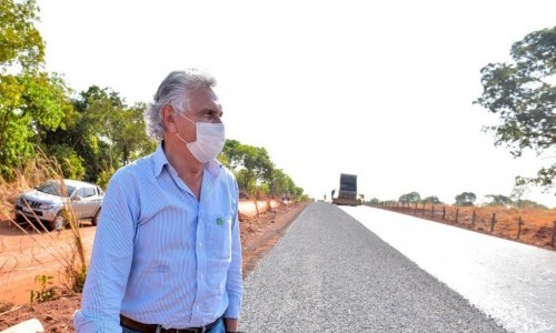 Governo de Goiás assina contrato com empresas que vão projetar reconstrução de quase 400 km da malha viária do Estado