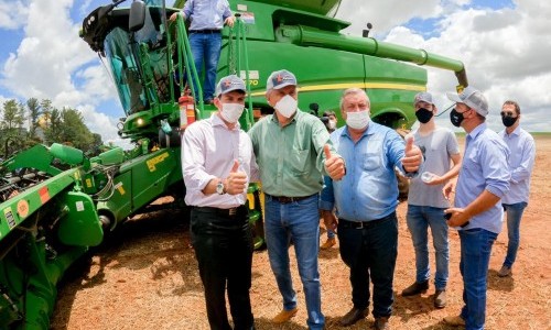 Governo de Goiás assina convênio para pavimentação asfáltica da GO-180 e recebe doação de R$ 1 milhão para obras estruturantes 