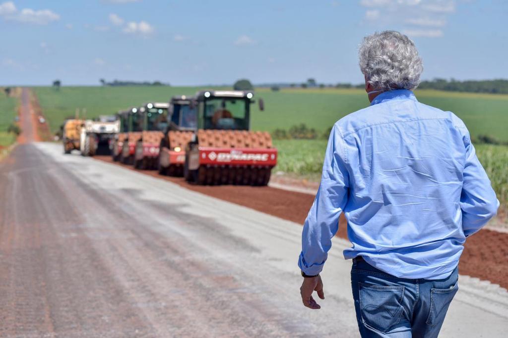 Governador visita obras de recuperação de 28 quilômetros da GO-164, entre Paraúna e Acreúna