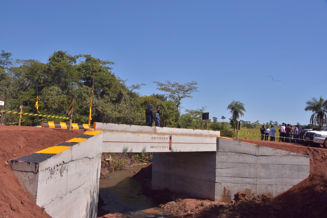 Após 58 anos de espera, Caiado inaugura ponte sobre Córrego Cachoeirinha, em Caçu