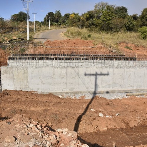  Construção  de bueiro de  Luziânia GO-010