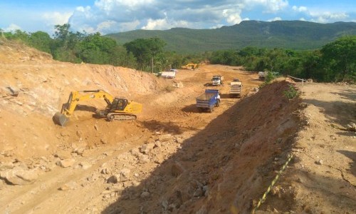 Governo de Goiás executa pavimentação em trecho rochoso da GO-132, entre Minaçu e Colinas do Sul