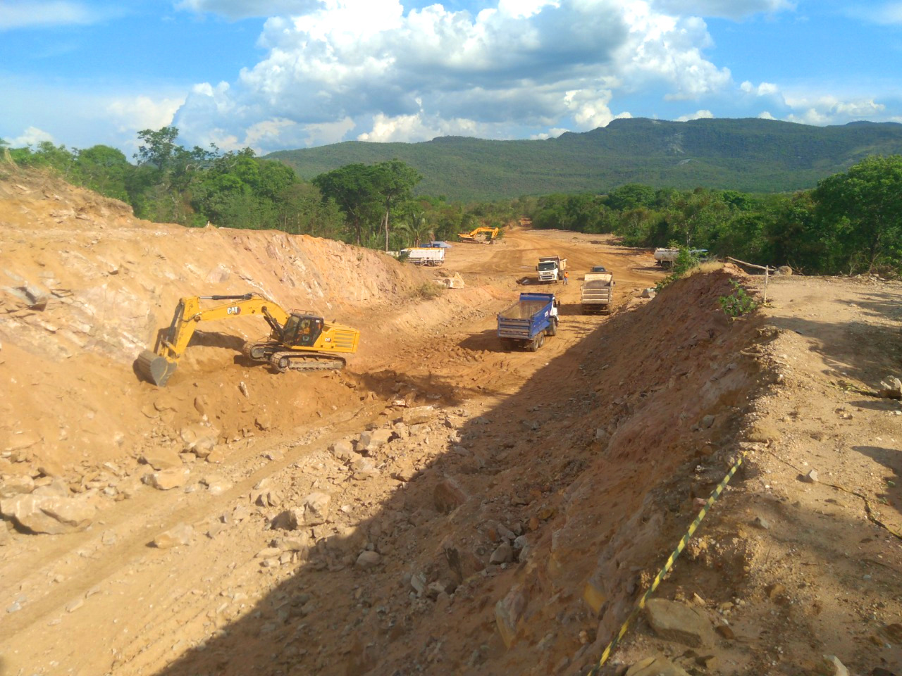 Governo de Goiás executa pavimentação em trecho rochoso da GO-132, entre Minaçu e Colinas do Sul