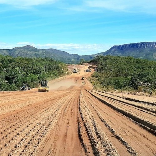 Governo de Goiás executa pavimentação em trecho rochoso da GO-132, entre Minaçu e Colinas do Sul