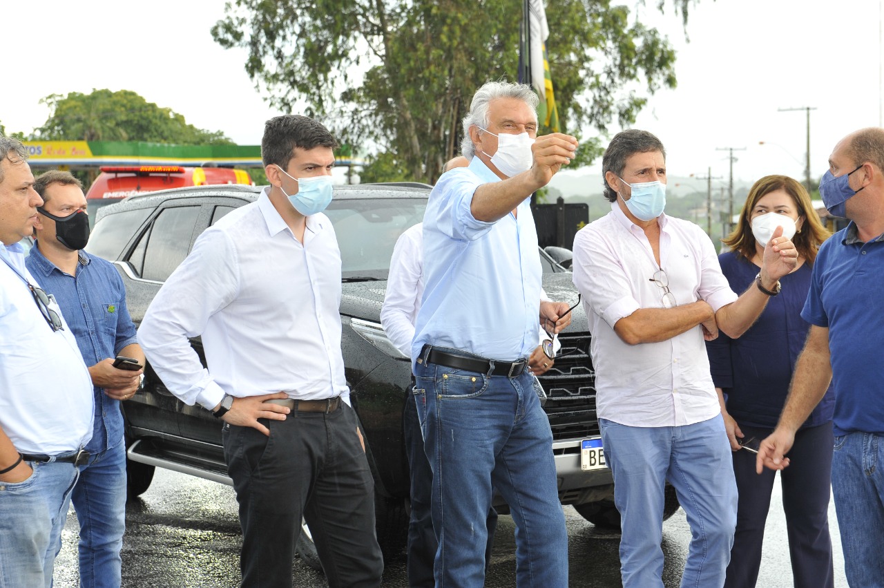 Governador e presidente Pedro Sales vistoriam obras de duplicação da GO-070, na cidade de Goiás