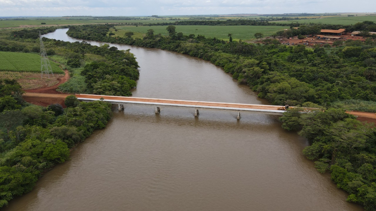 Goinfra executa obras de encabeçamento da ponte sobre Rio Verdão, na GO-409