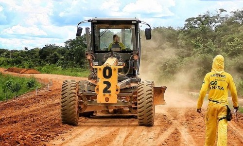 Governador vistoria pavimentação da GO-447, em Divinópolis de Goiás