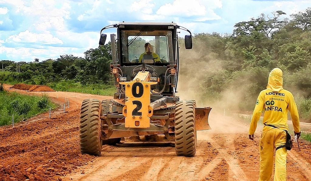 Governador vistoria pavimentação da GO-447, em Divinópolis de Goiás