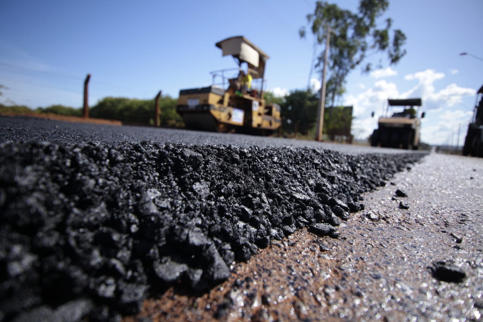 Goinfra inicia obras em Americano do Brasil e entrega recuperação de ruas e avenidas em Anicuns