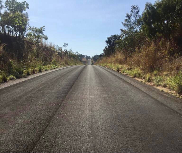 Em Santa Terezinha de Goiás, governador vistoria pavimentação da GO-347 e libera R$ 2 milhões para recuperar vias urbanas