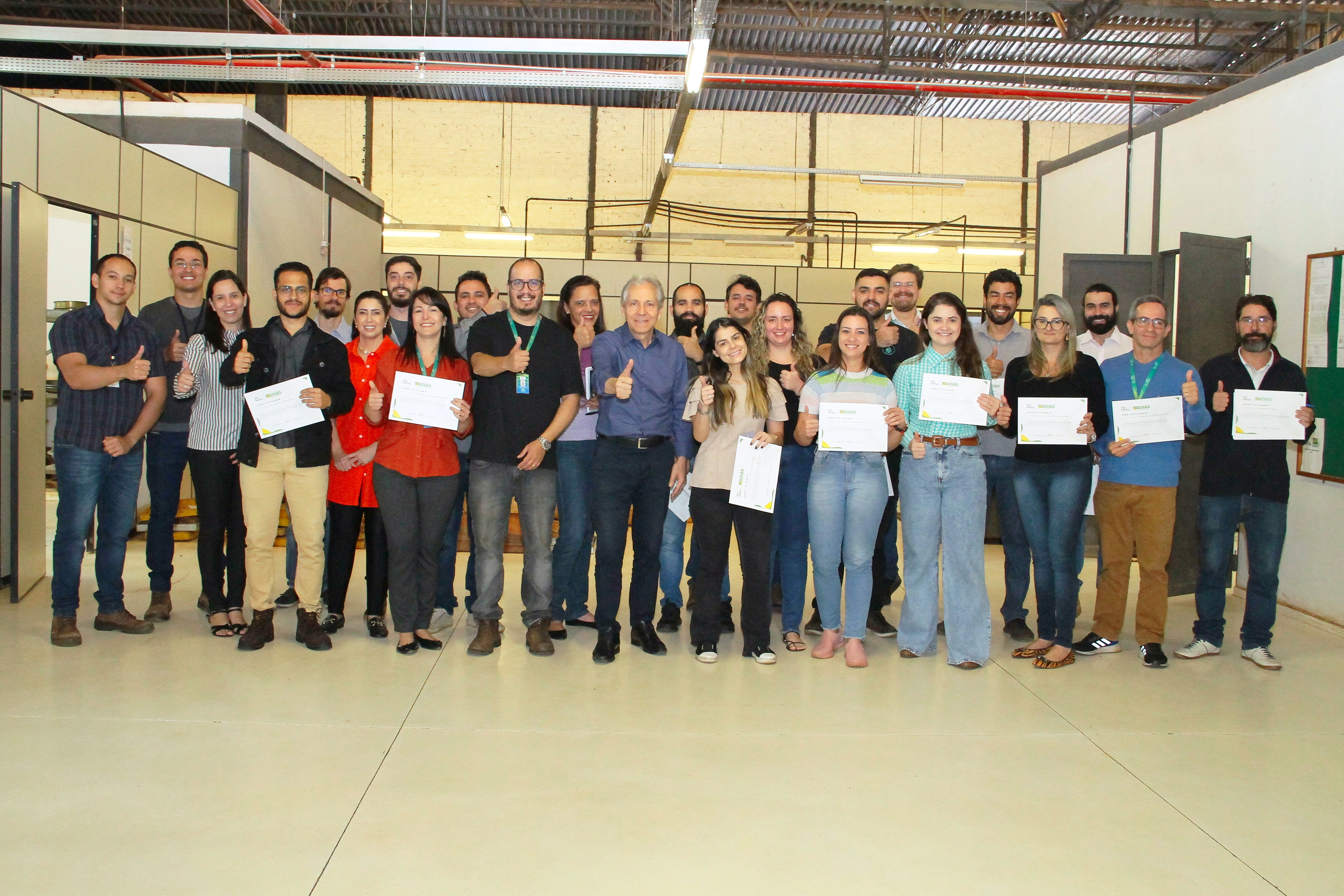 Servidores da Goinfra recebem certificados de conclusão do curso de análise de asfalto