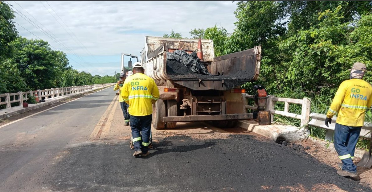 Goinfra contém erosão em ponte sobre o Rio Crixás, na GO-164