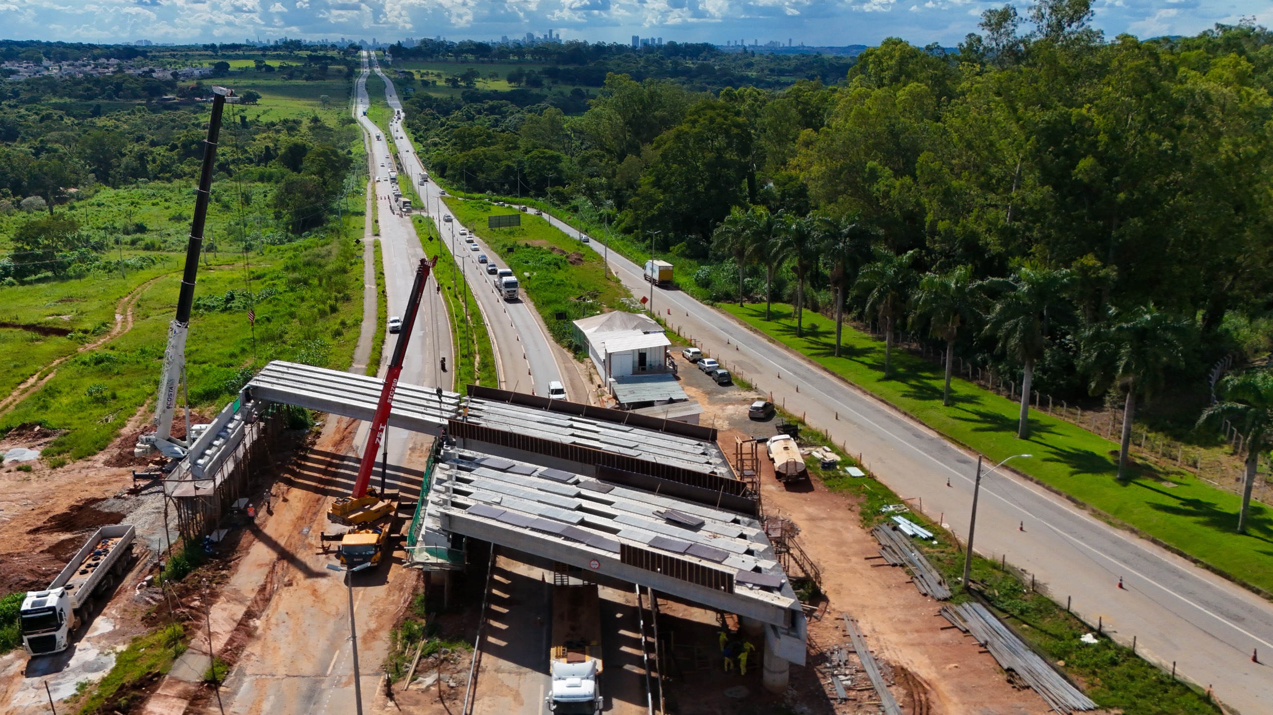 Goinfra realiza lançamento de vigas em viaduto na GO-020