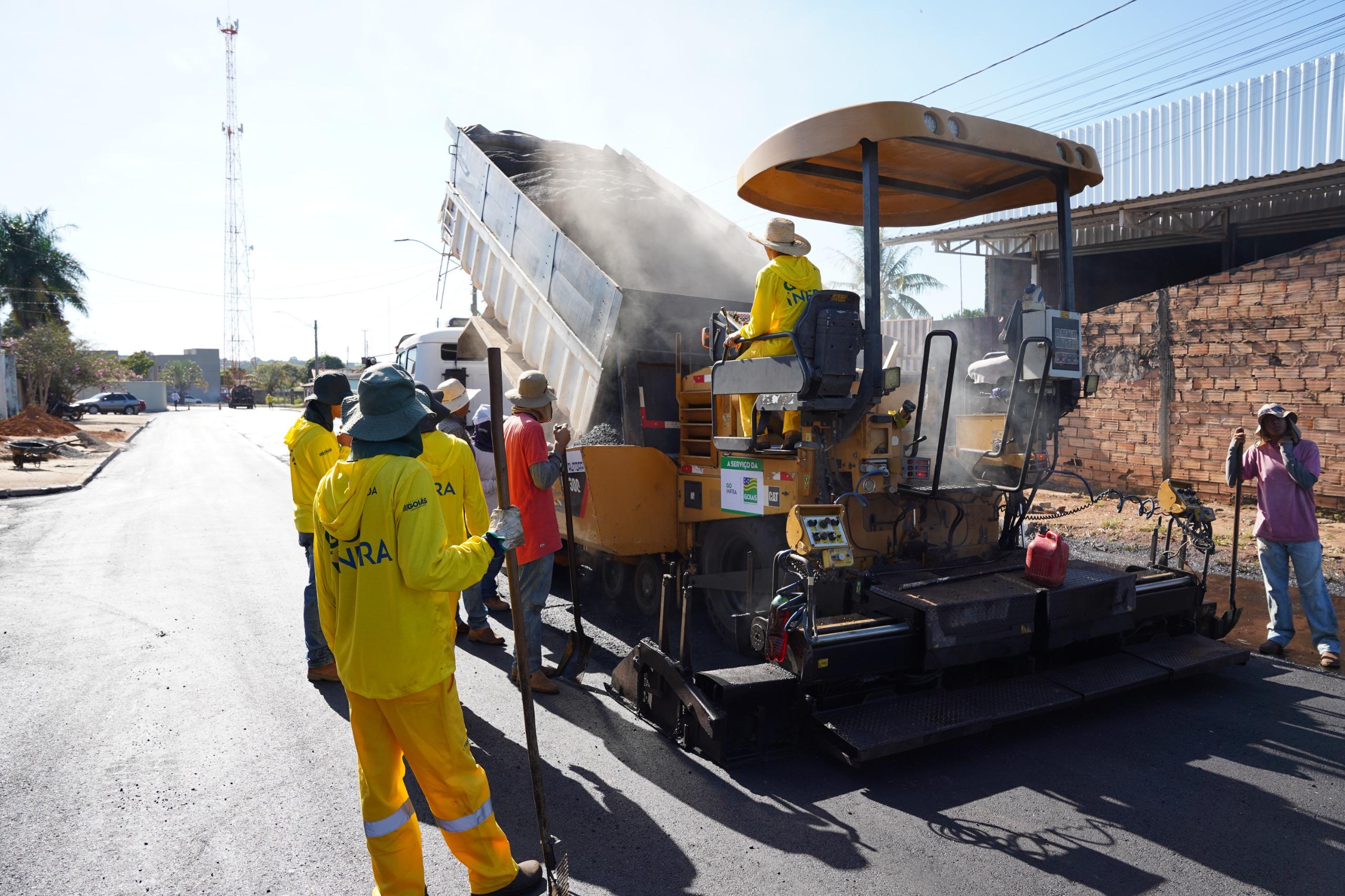 Governo de Goiás retoma obras de recuperação de ruas em mais 100 cidades