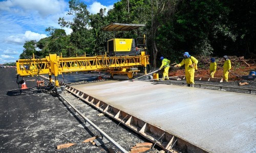 Governador vistoria obras de duplicação da GO-210, em Rio Verde