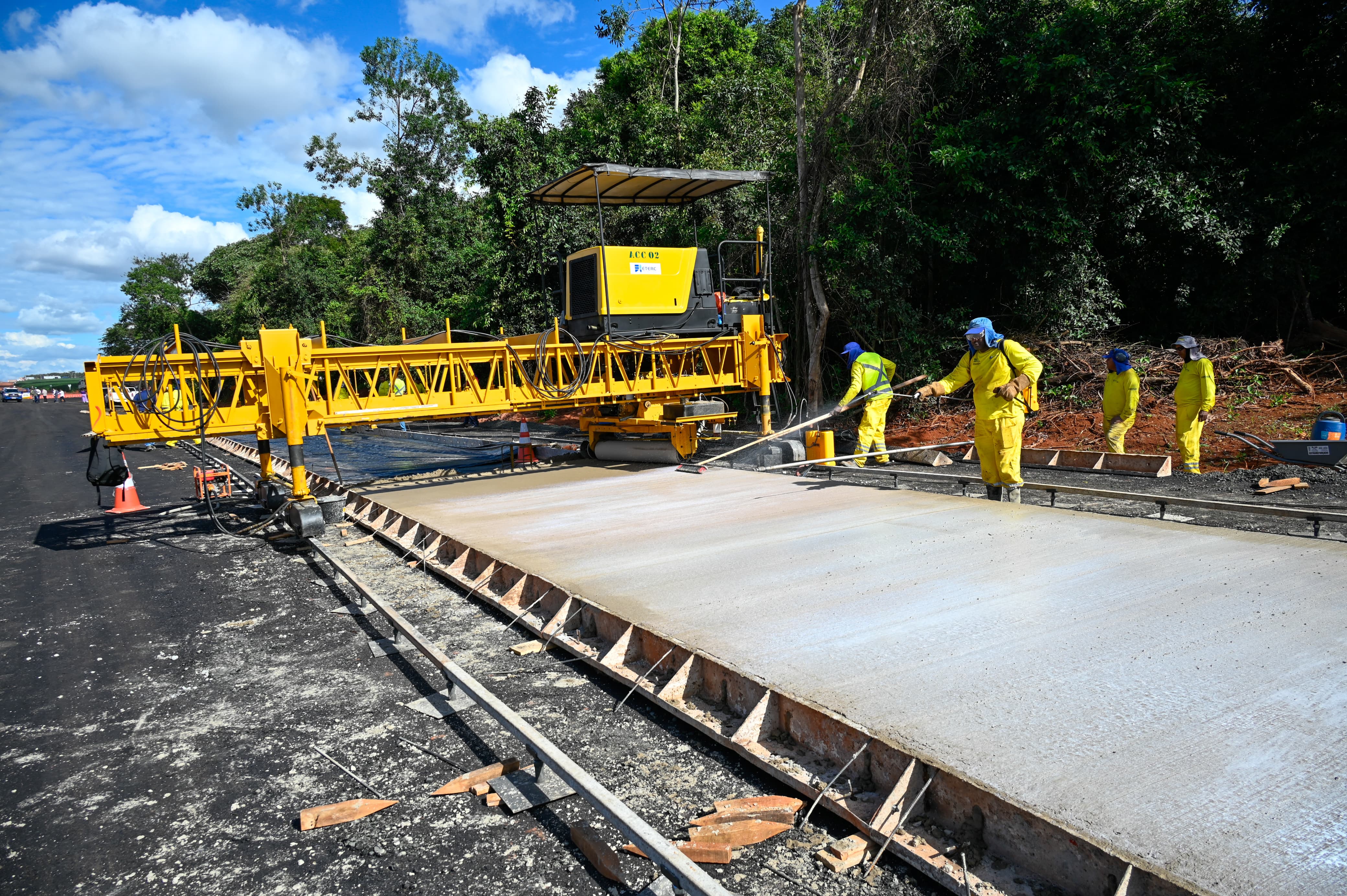 Governador vistoria obras de duplicação da GO-210, em Rio Verde
