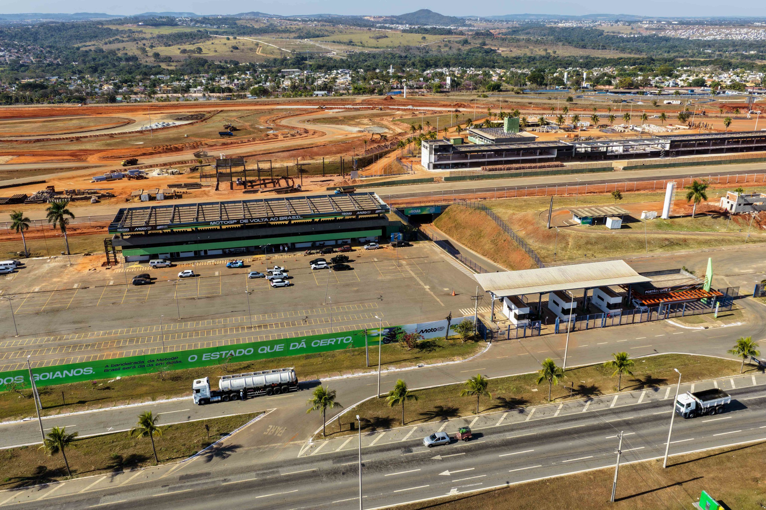 Governador vistoria obras no Autódromo Internacional de Goiânia