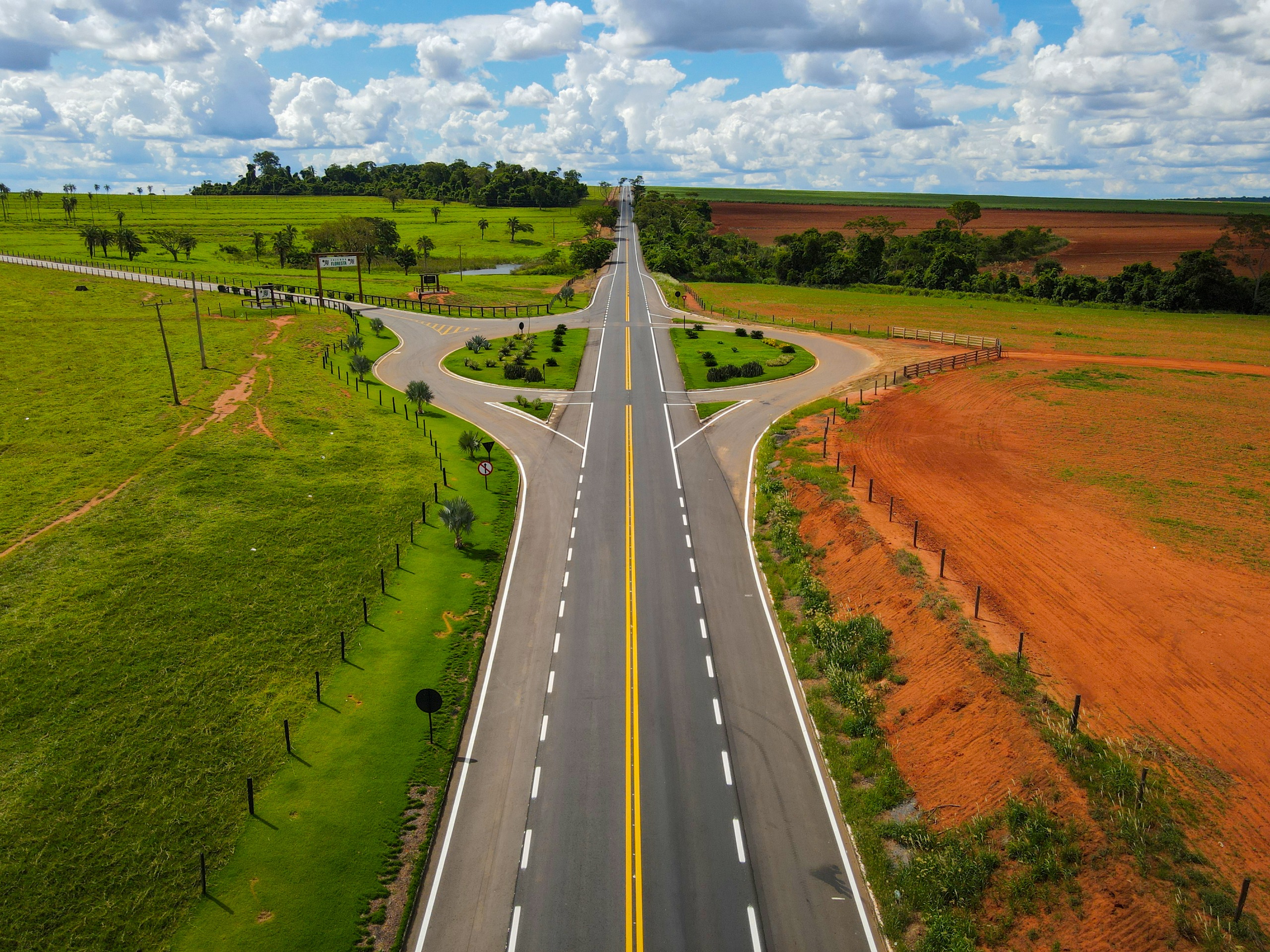 Governo de Goiás entrega restauração de rodovia e quadra poliesportiva em Anicuns