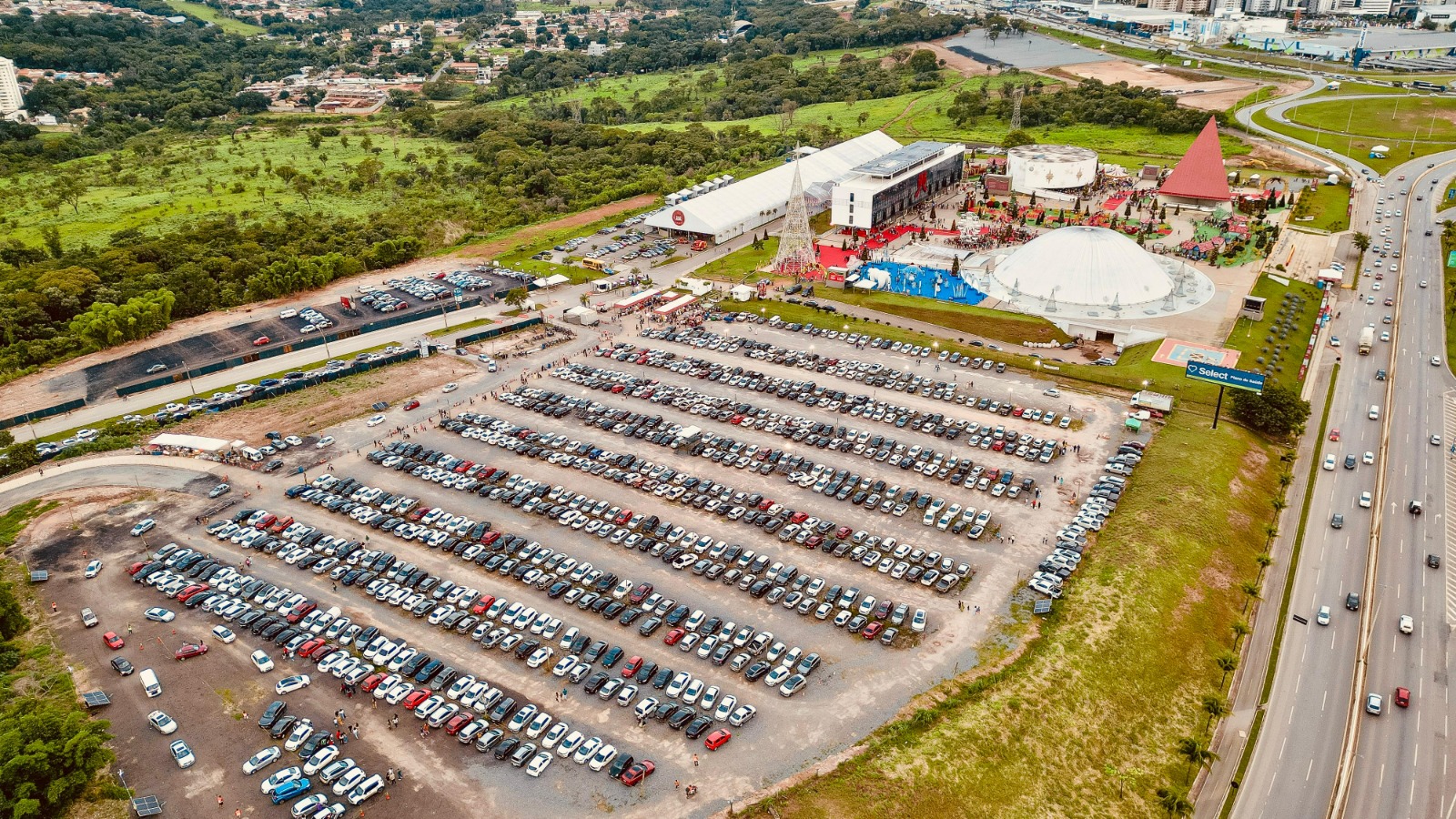 Goinfra disponibiliza 12 mil estacionamentos para o Natal do Bem