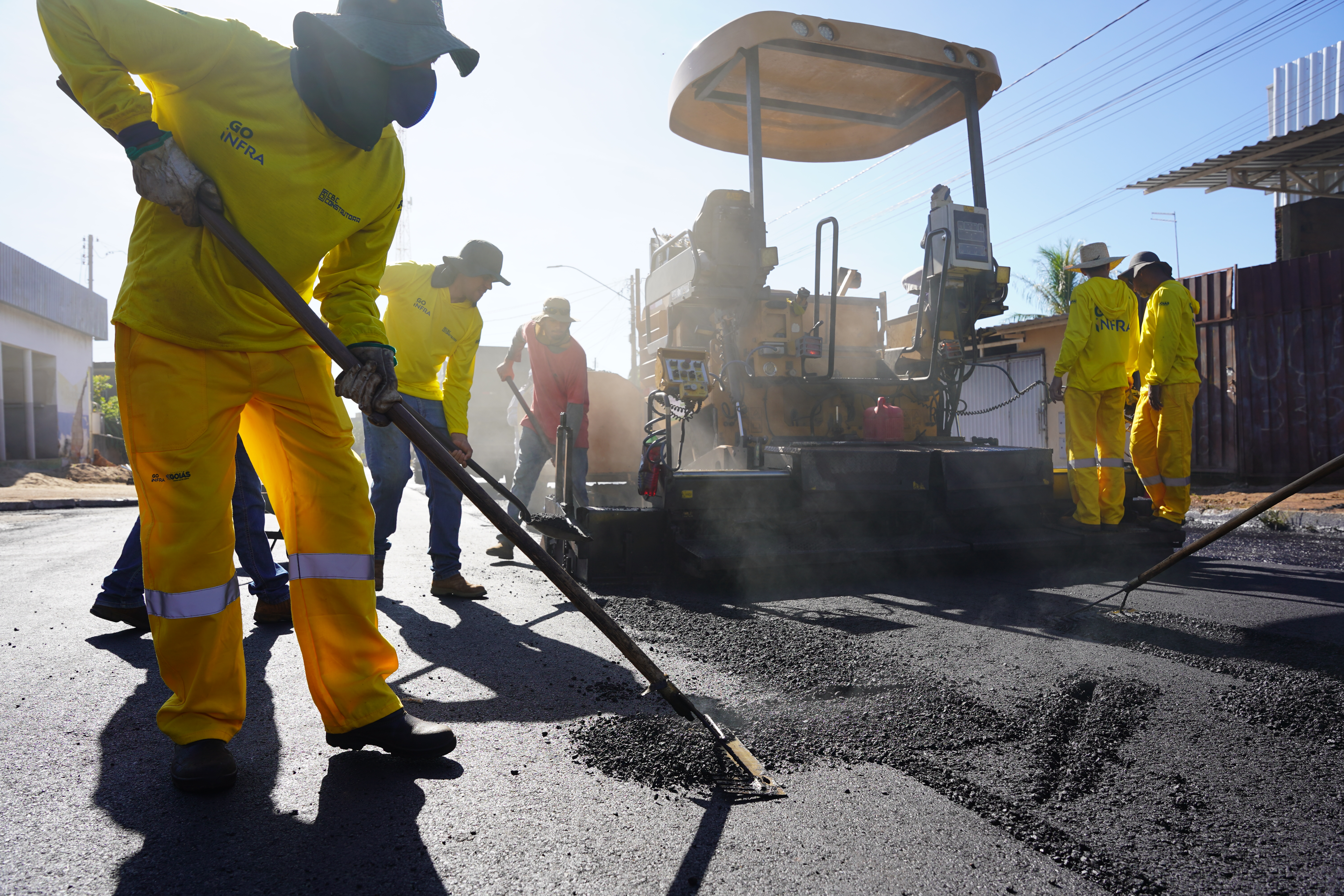 Governo de Goiás reforça infraestrutura de 126 municípios com investimento de R$ 165 milhões em asfalto de ruas e avenidas